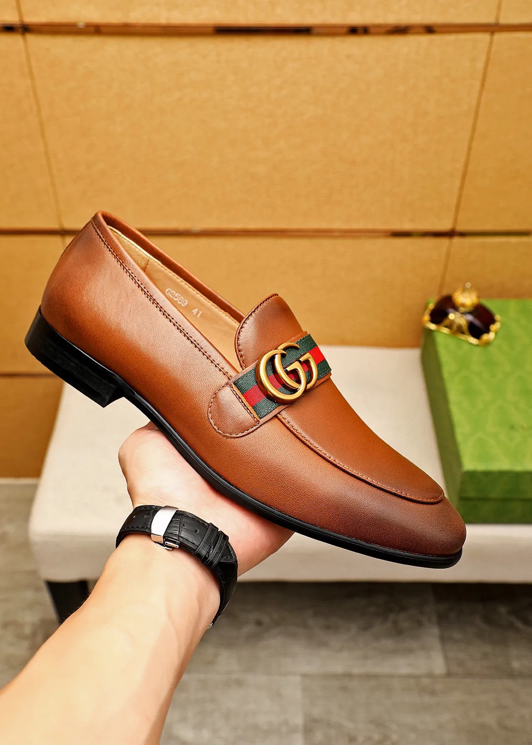 Men's shoes 💰400 💐 Product trademark: GUCCI "Gucci" casual leather shoes Regular size: 38-44 (45🉑️customized) Product materials: Selected imported first-layer calfskin upper + luxury hardware buckle, imported cowhide leather lining. Strong three-dimensional visual effect, rubber outsole Color: 2⃣️colors available
